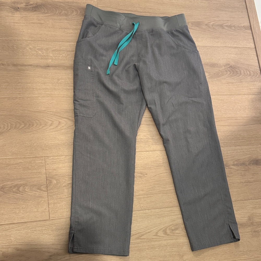 Figs women’s grey cargo pants scrubs
